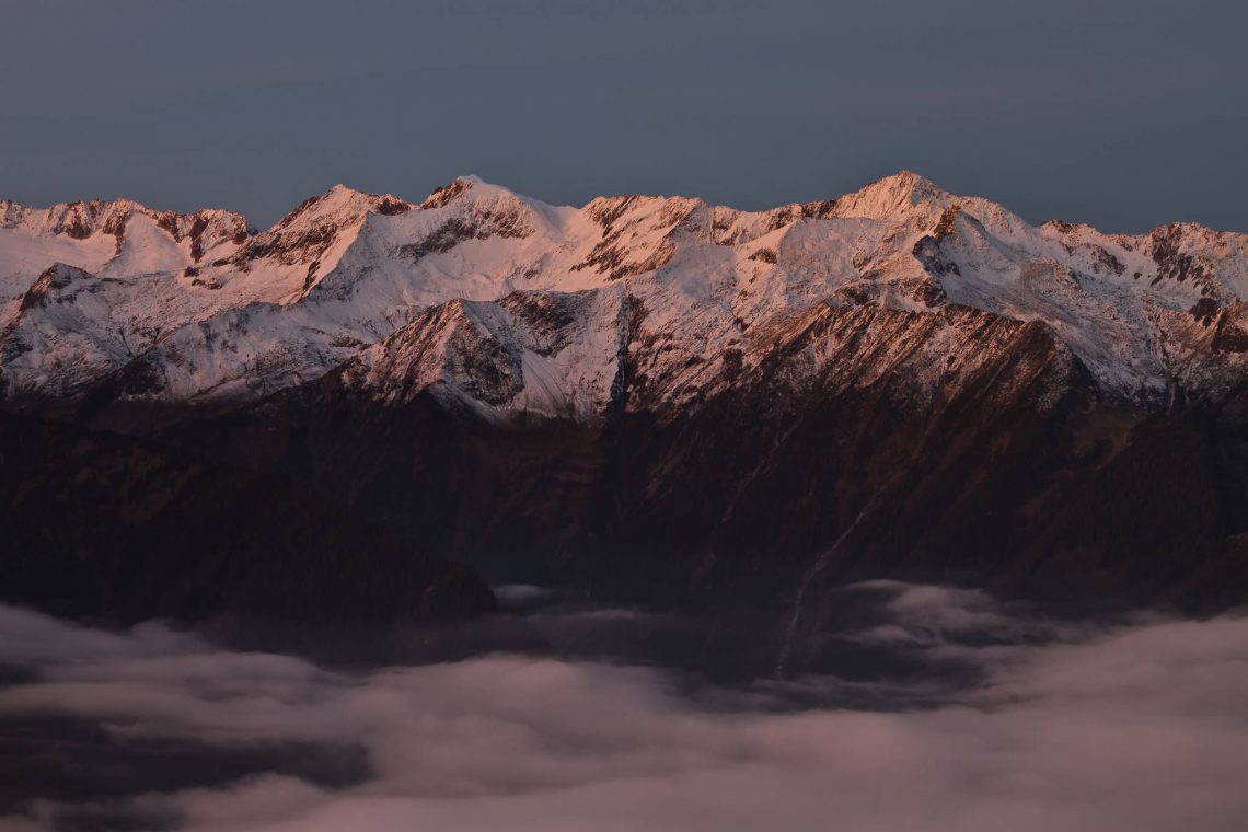 Blick vom Wildkogel - Alpenhauptkamm im Morgenlicht