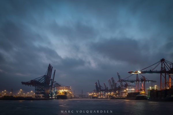 Waltershofer Hafen im winterlichen Abendlicht